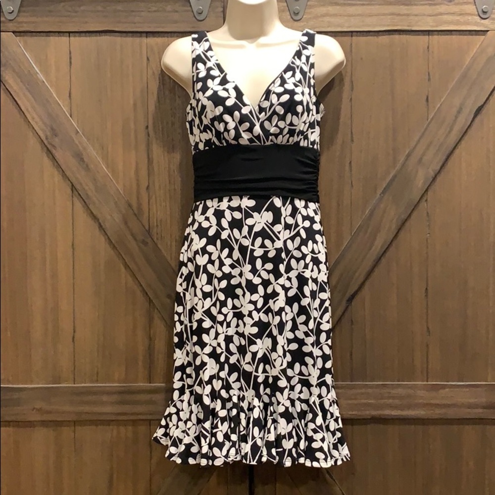 beautiful WHBM sleeveless dress botanical print